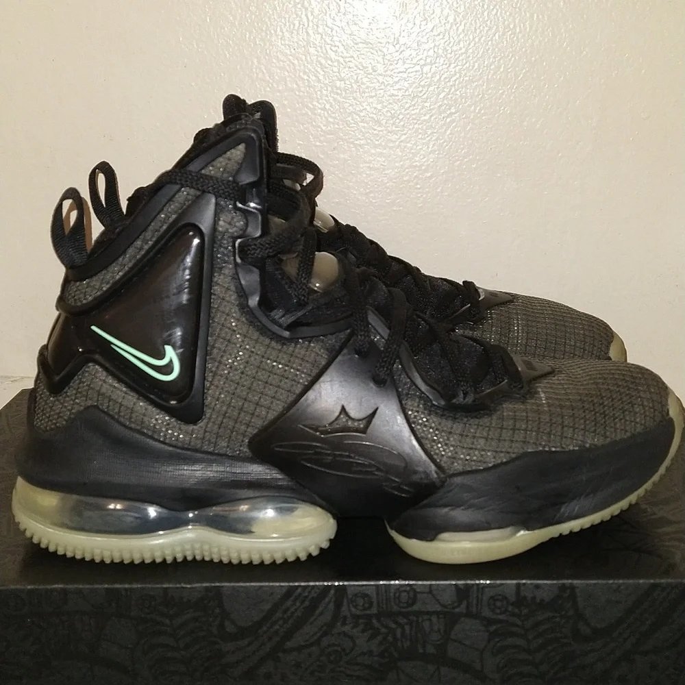 LeBron XIX Black Anthracite Sneakers (GS) 2021 - Picture 4 of 8